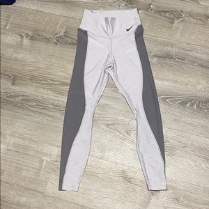 Woman’s Nike dry fit leggings
